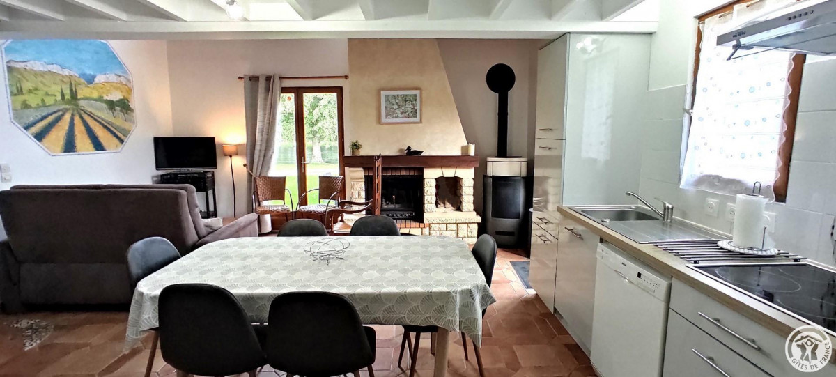 Gîte Le Chalet — séjour avec cheminée à insert et cuisine