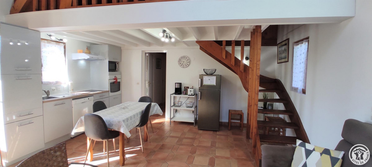 Gîte Le Grand Chalet — cuisine ouverte et escalier sur 2 niveaux