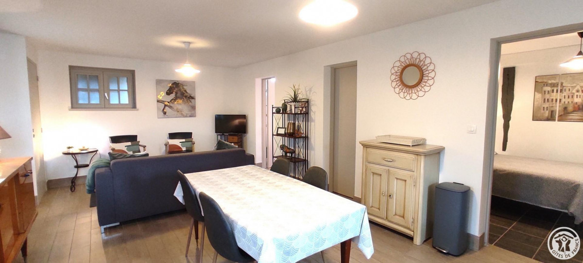 Gîte Les Poneys — séjour lumineux avec cuisine et coin salon